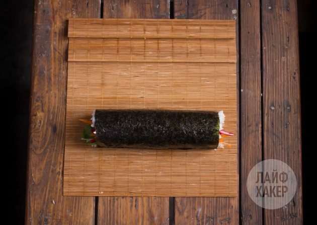 Kako narediti suširito: Z preprogo nežno zvijemo zvitek