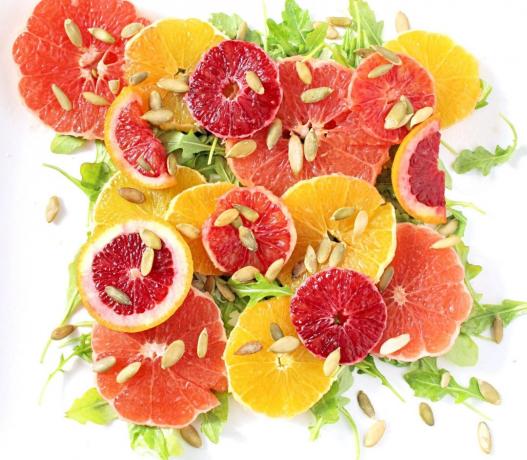 Vitamin solata s pomarančami, arugula in bučnimi semeni