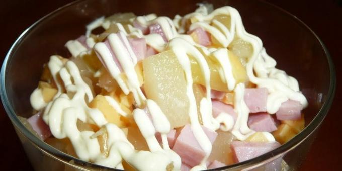Solata s šunko, sirom in ananasom: preprost recept