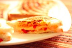 Zajtrk za 10 minut: Hot sendvič s sirom in papriko
