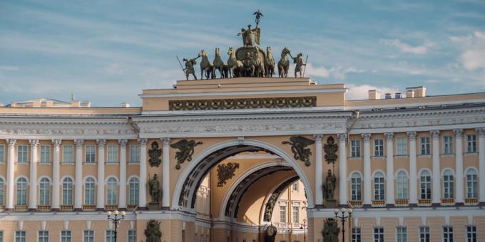 Vprašanje iz oddaje "Šibka povezava": katero stavbo na Dvorskem trgu v Sankt Peterburgu krasi lok z vozom boginje Nike