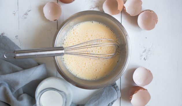 Quesadillas s sirom, vekom, gorčico in umešanimi jajci: Jajca, sol in mleko umešajte v umešana jajca