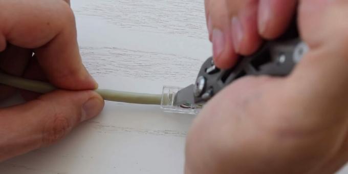 Kako stisniti kabel zvit par: pritrdite konektor
