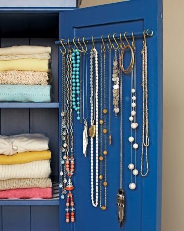 Shranjevanje nakita na kavlje v omari