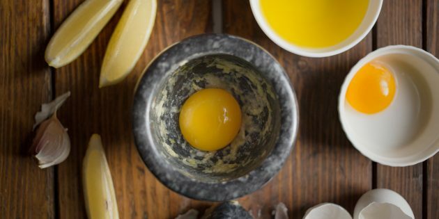 Kako kuhati ostrigice v testu z aioli: česen podrgnite z rumenjaki in soljo