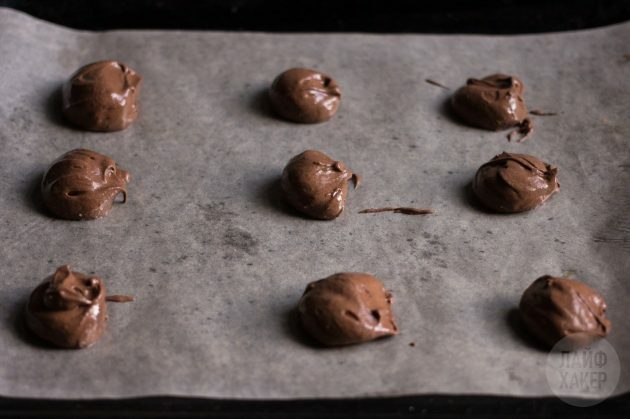 čokoladni piškoti brez moke: testo položite na vrh pergamenta