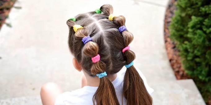 Pričeske za dekletih: nizka ponytails z gumijastimi trakovi