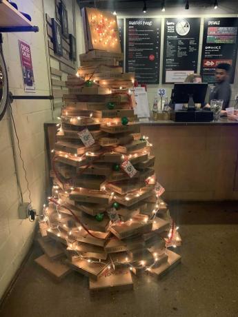 Božično drevo iz škatel za pico