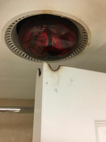 nevarna svetilka v kopalnici