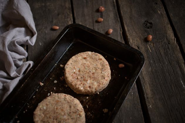 Kako pripraviti hamburger brez mesa: oblikujte kotlete