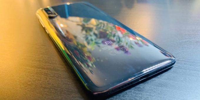 Pregled Xiaomi Mi 9: Zadnja plošča
