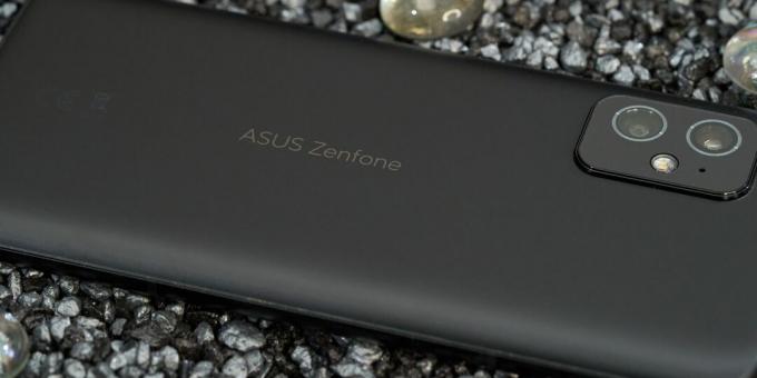 Pregled Asus Zenfone 8 - polnopravnega vodilnega v kompaktnem ohišju