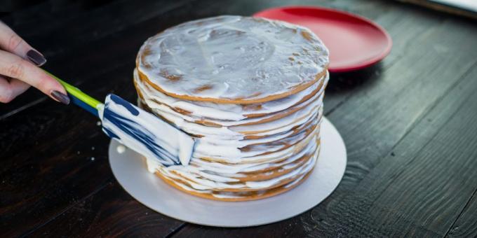 Recept torta "med cake": Kremo nanesite na torto straneh
