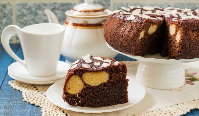 Čokoladna torta s kroglicami iz kokosove skute