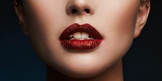 Glitter Lip Makeup: Uporabite šminko z lepljivim zaključkom