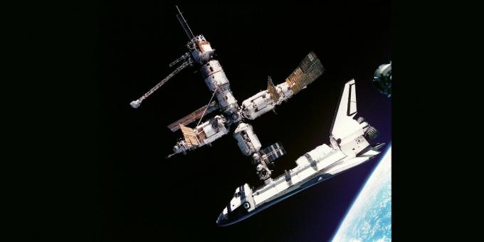 Orbitalna postaja "Mir" s privezanim ameriškim shuttleom "Atlantis", julij 1995