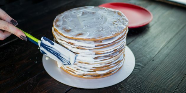 Klasični recept Medovik: na stranice torte nanesite kremo