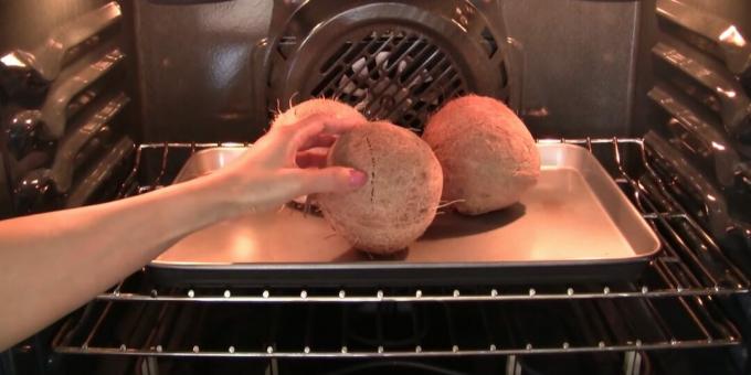 Kako odpreti kokos: sadje postavite v pečico