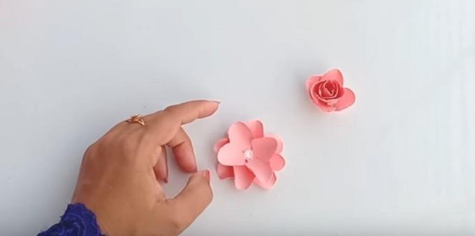Rojstni dan kartica z lastnimi rokami: lepilo cut dele, da bi dobili lep cvet