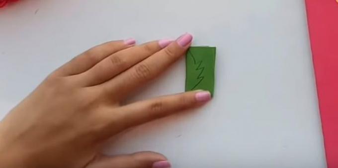 Rojstni dan kartica z lastnimi rokami: cut zelenih papirnih listov