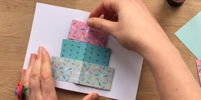 Izrežemo pravokotnik barvnih papirnih treh plasti velikosti torte prihodnje