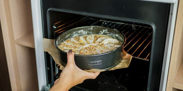 Pita s hruškami in orehi: pečemo v pečici, ogreti na 180 ° C, 25 do 50 minut