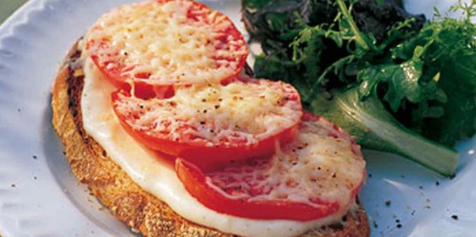 Recept za tople sendviče s paradižnikovo in sirovi omaki
