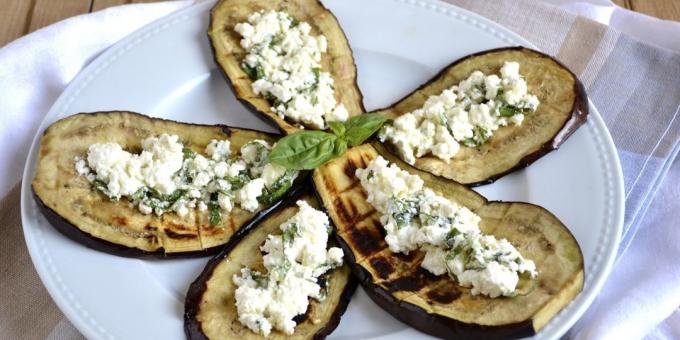 Jajčevec na žaru z limoninim sokom, feta in baziliko