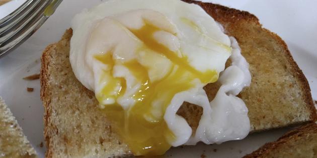 hitro recepti za jedi: Jajce na oko s pikantno omako 