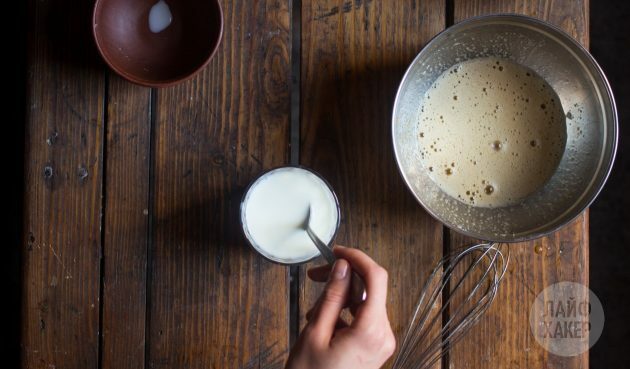 Kako narediti hitro pito s češnjami na kefirju: jajčni masi dodajte kefir in ponovno stepite