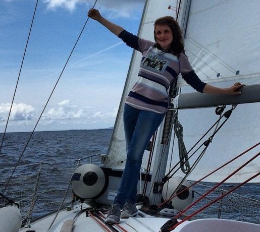 Anna Kondratiev ( "republika mačke") se ukvarja z yachting