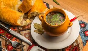 Pikantna juha z govedino in paradižnikom v lončkih