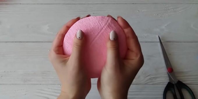 Kako narediti šopek sladkarij: obliko prilepite s papirjem
