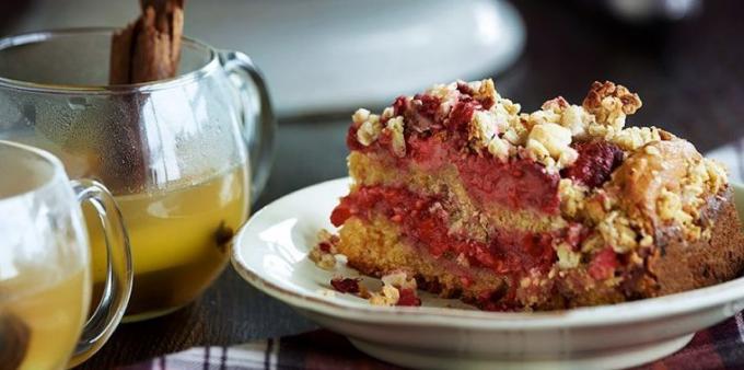 Recept: Torta z maline, med, viski in granolo