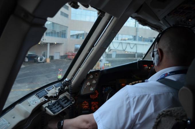 Andrew Gromozdin pilot "Boeing", aplavz potnikov