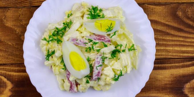 Solata z dimljeno klobaso, jajci in zeljem: preprost recept