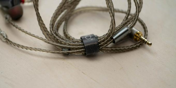 FiiO FH5: kabel je debelejši, a nič manj prijetna na otip