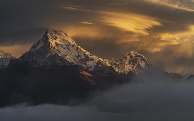 Zlati sijaj - Annapurna South, Nepal, avtor Jesse Little