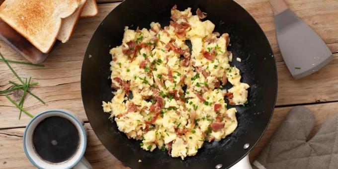 Umešana jajca s slanino, smetano in sir: enostaven recept
