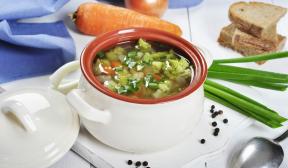 Pusta juha s fižolom, brokolijem in gobami