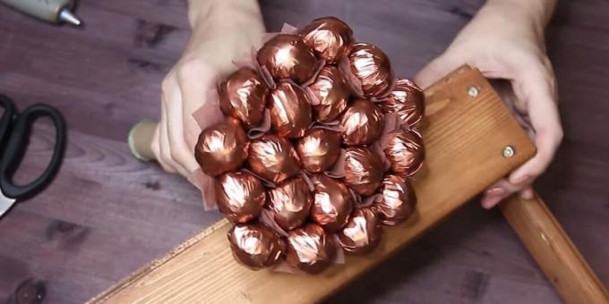 Kako narediti šopek sladkarij z lastnimi rokami: zatesnite vrzeli med bonboni