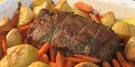 Kako kuhati govejega mesa v pečici: pikantno govedina s krompirjem in korenjem