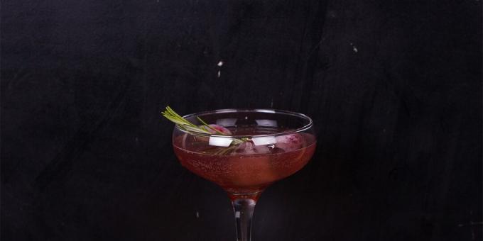 Koktajl z granatnim jabolkom s šampanjcem in rožmarinom