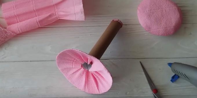 Kako narediti šopek sladkarij: spodnji in zgornji del praznine prilepite s papirjem