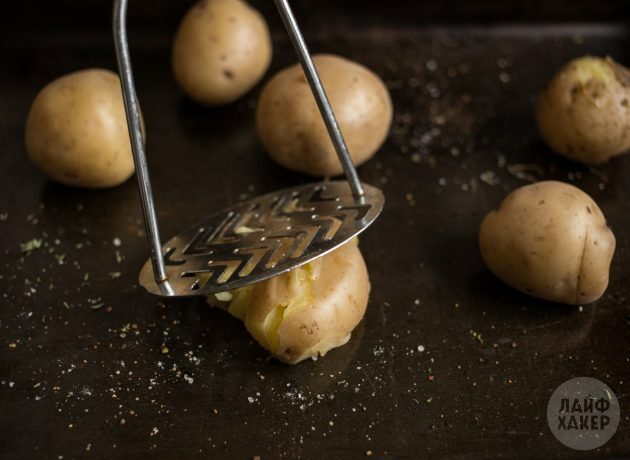 Kako kuhati pečen krompir v pečici: gomolje zdrobite z vilicami ali stiskalnico za pire