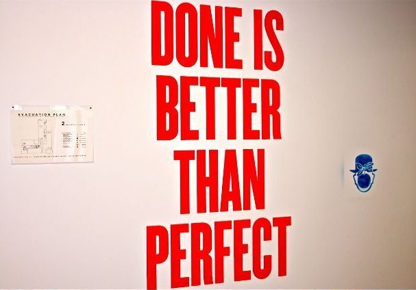 Motivacijski slogan na steni v pisarni Facebook