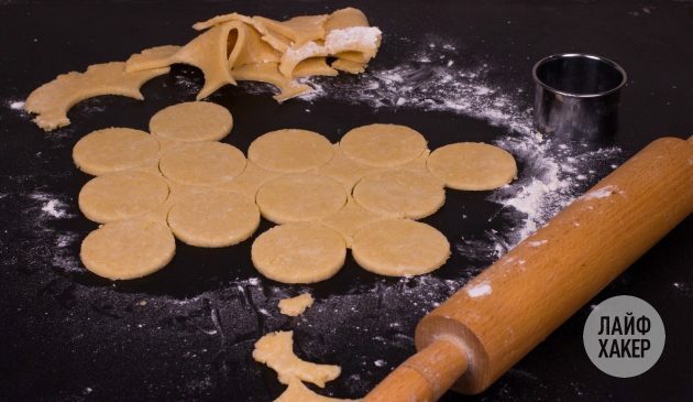 Kako narediti sirne krekerje: porabite vse testo