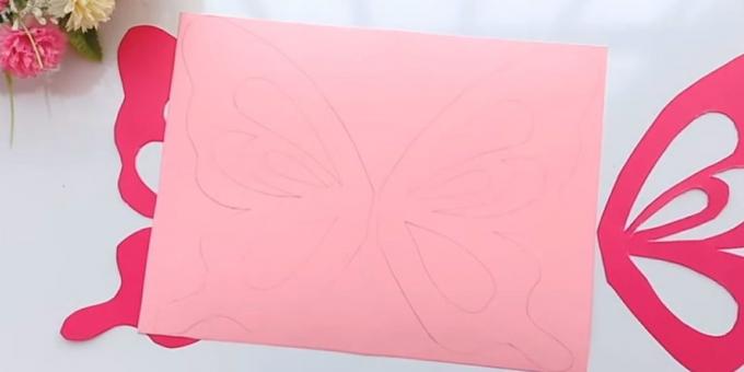 Rojstni dan kartica z lastnimi rokami: Pritrdite krila na roza papirju in krog