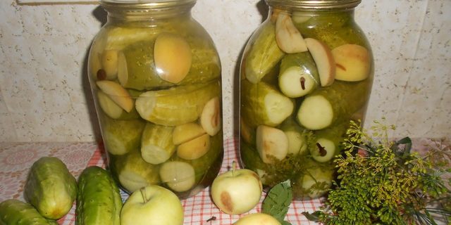 Vložene kumarice z jabolki