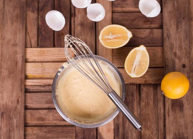 Orehova potica: razžvrkljamo rumenjake s sladkorjem